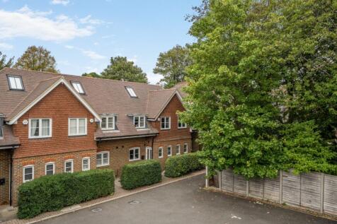 4-bed terraced on Penfold Close Reigate RH2, £3,250/mo