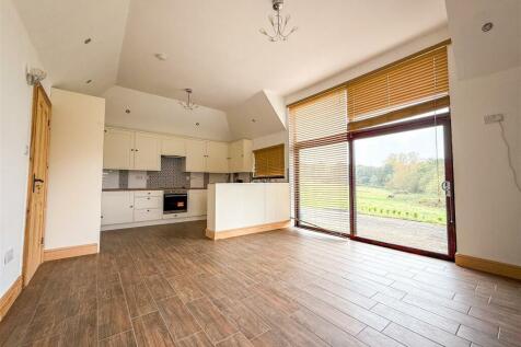 OPEN PLAN LOUNGE / KITCHEN