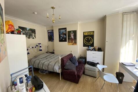 Spacious master bedroom with great natural ligh...