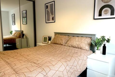 2 BED STUDENT FLAT // July 2027 photo 3