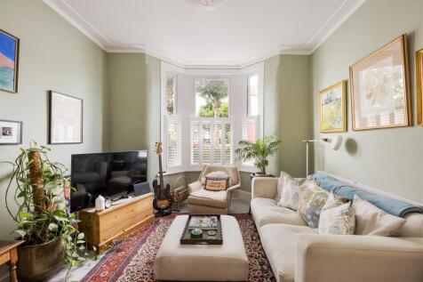 Dersingham Avenue, E12