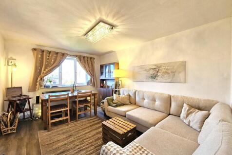 Livingroom].jpeg