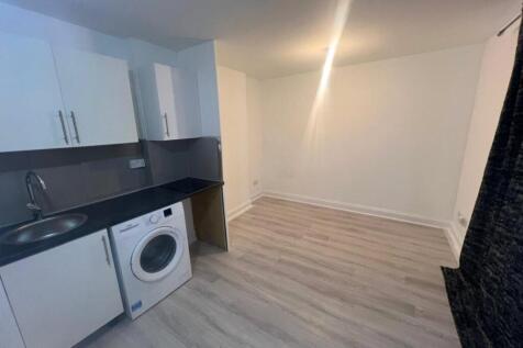 Studio flat on Cricklewood Broadway, Camden, London, £925/mo