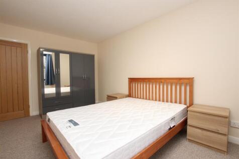 Bedroom one (2).JPG