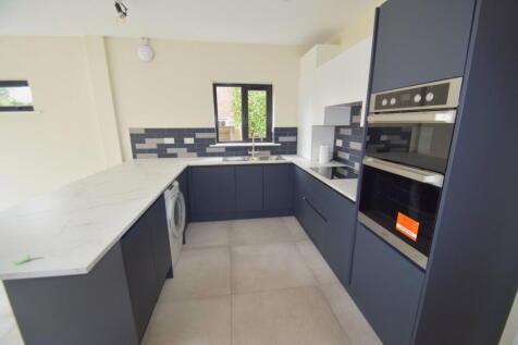 Hale Road, Hale Barns, Altrincham, WA15 8SY photo 4