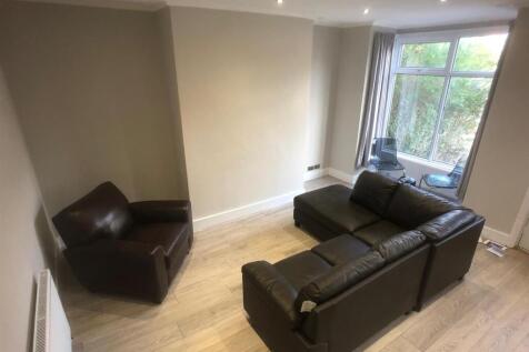 3-bed house on Royal Park Avenue, Hyde Park, Leeds, £1,729/mo