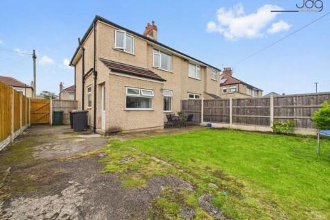 Generous and enclosed space for family life