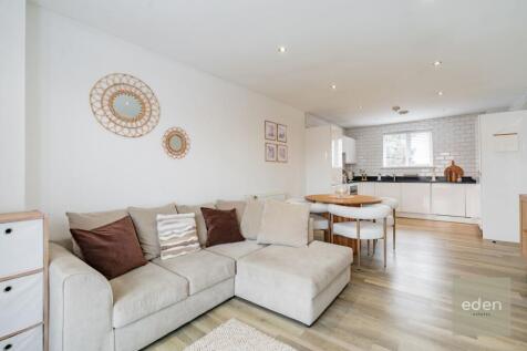 LIVING/DINING AREA