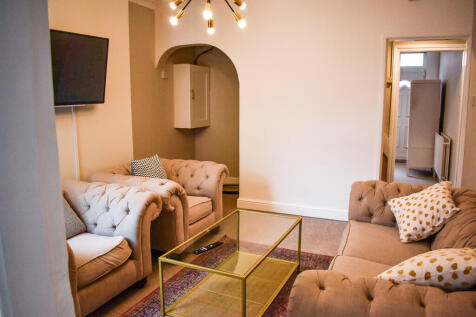 Cromwell St // 4 Bed & 2 Bath // June 2027 photo 2
