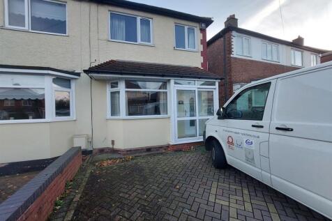 A 3 bedroom semi-detached house with off road parking for 2 cars is available to rent immediately. Living room, kitchen diner with gas hob and electric oven. 3 bedrooms and upstairs bathroom