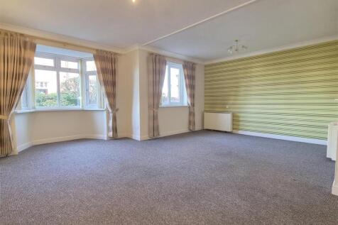 LOUNGE WITH DINING AREA