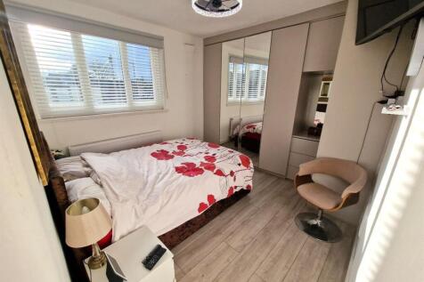 A cozy and well-maintained double bedroom featu...