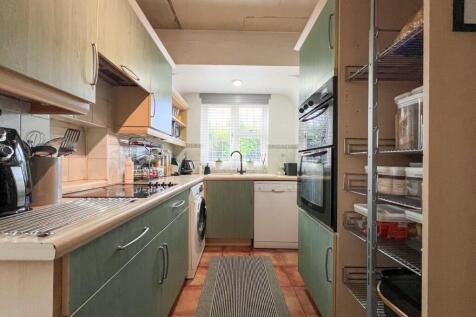 3 bed detached - Ember Lane, East Molesey, Surrey, KT8 image 3