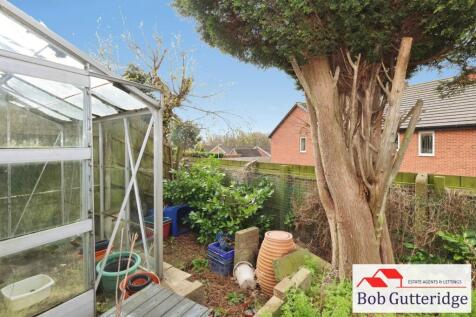 ENCLOSED REAR GARDEN