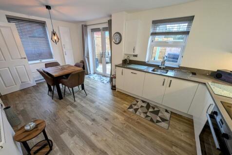 15 Cross Man Way kitchen 2.jpg