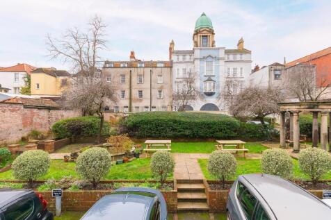 F1CHOM - External E.jpg