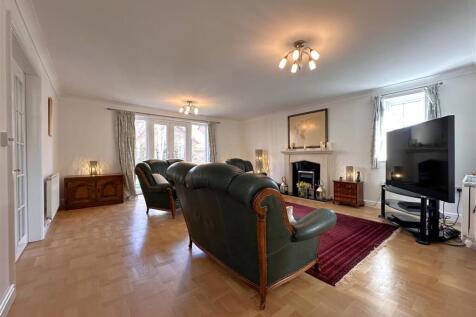 Dual-Aspect Living Room 770
