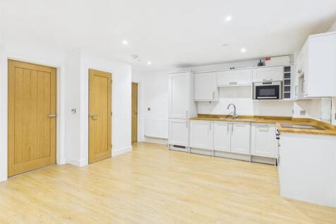2-bed flat on Clifford Road, Clifford Chambers, £1,050/mo