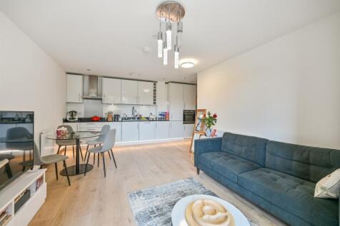 KITCHEN/LIVING ROOM