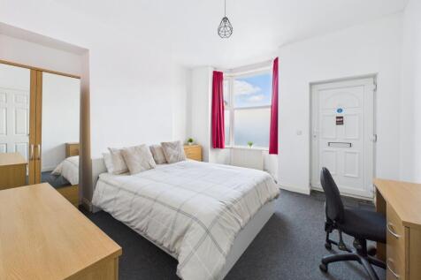 Bright, well-presented double bedroom with a co...