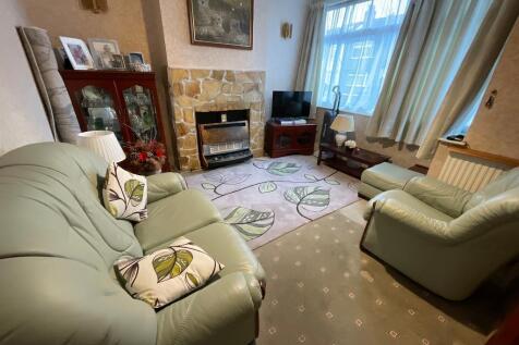 LIVING ROOM 12'5 x 11'11