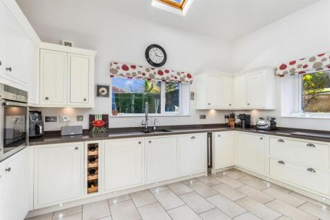 4 bed, 2 bath Detached in Glasgow - Photo 14