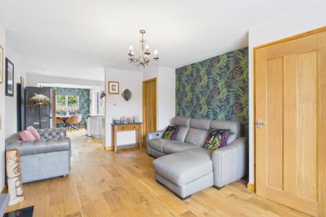 14 Pinewood Road - Lounge