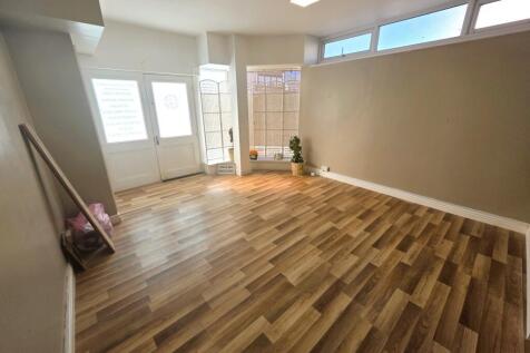 Commercial Property to rent Image 4