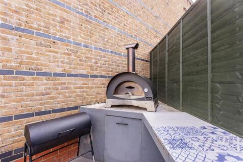 Rear Garden/Outside Pizza Oven