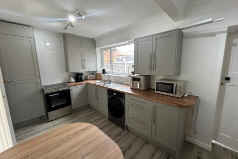 Spacious Three-Bedroom, Two-Bathroom Home with Pr