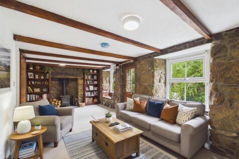 LOUNGE/ DINING ROOM