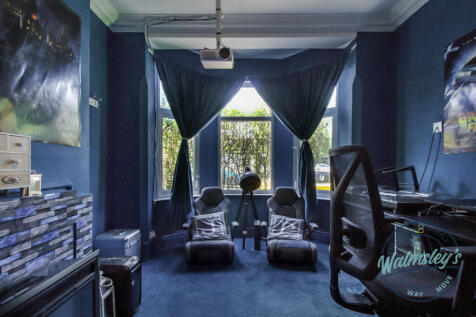 Sitting room with wide bay