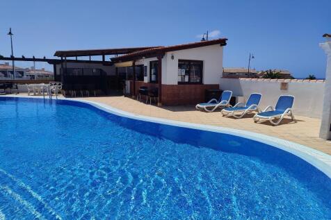 Pool with Pool Bar