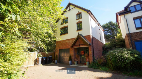 4-bed detached on Epping New Road, Buckhurst Hill, £3,500/mo