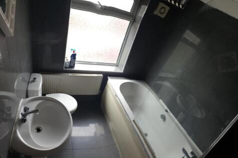 Modern bathroom suite with full bath and natura...