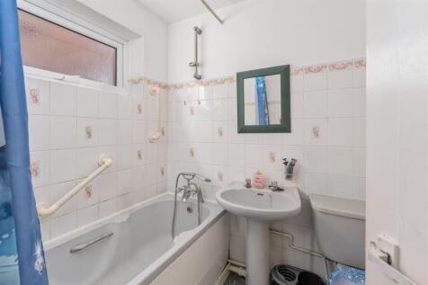 18 Lodge Close, Banbury-11.jpg
