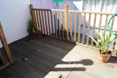 Enclosed sun-trap roof terrace
