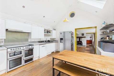 CAM02803G0-PR0220-STILL001 Kitchen.jpg