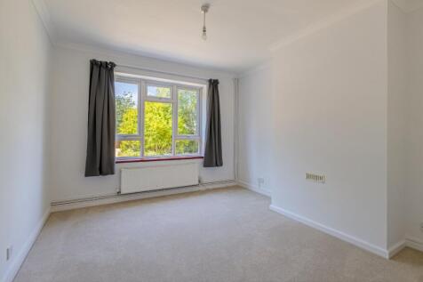 St. Marks Road, Tattenham Corner, Epsom, Surrey, KT18 photo 4