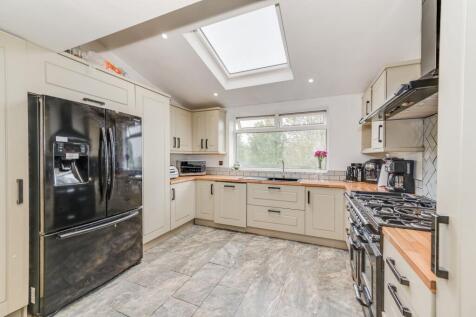 OPEN PLAN KITCHEN/DINER AND LIVING ROOM