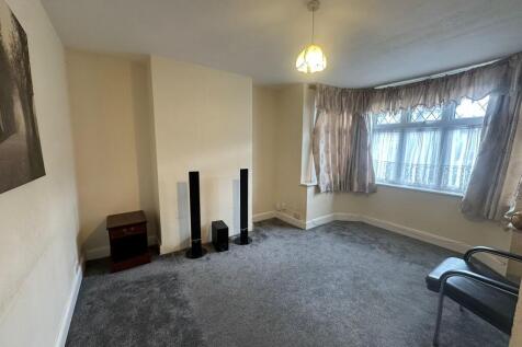 Carlton Avenue, Feltham, Middlesex, TW14 photo 2