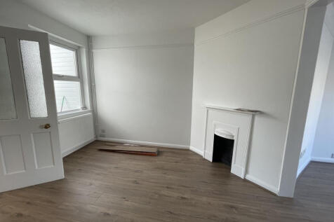 Gresham Drive, Romford, Essex, RM6 photo 3