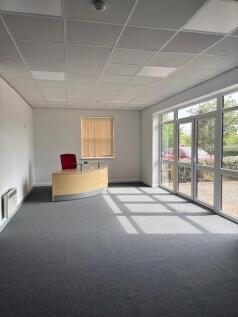 Commercial Property to rent Image 11