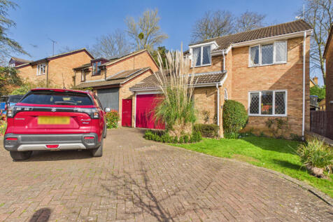 3 bed detached house for sale Willowside, Woodley