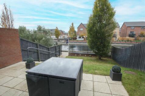 DOORS TO REAR GARDEN