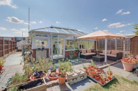 7 RETTENDON GARDENS WICKFORD-16.jpg