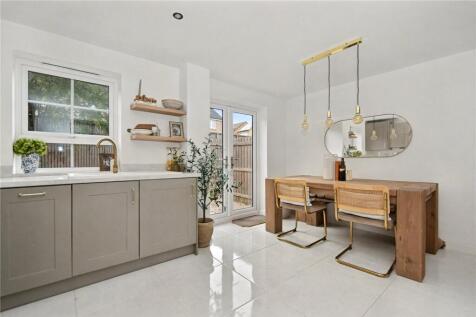 Leeds, LS25 - property photo