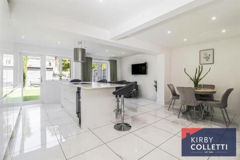 KITCHEN/FAMILY ROOM