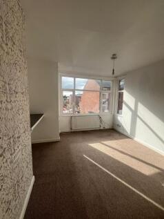 3 Bedroom Flat in CH2 3AH