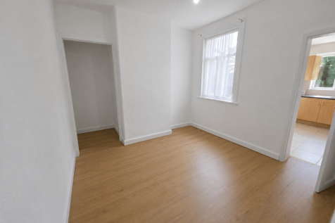 Eastbournia Avenue, N9 photo 4